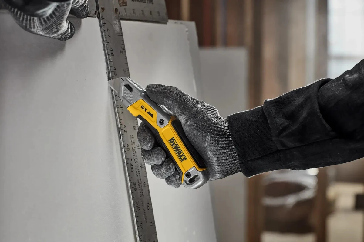 DEWALT DWHT10998 Нож строительный с отсеком для хранения лезвий (NEW)