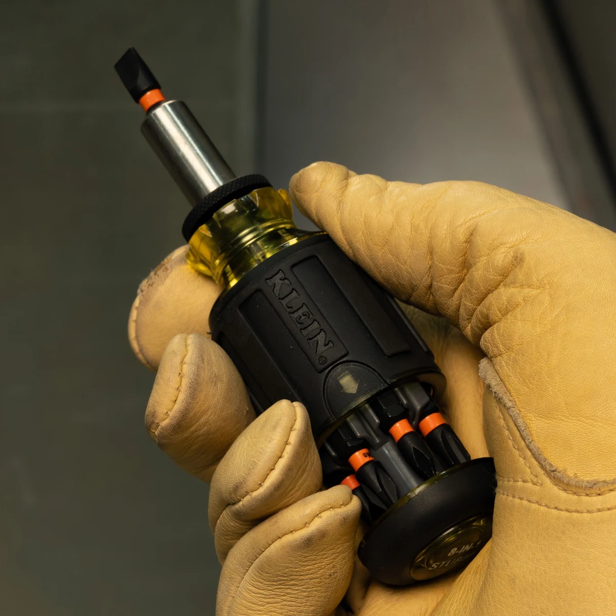 KLEIN TOOLS 32308 короткая отвертка 8-в-1 с регулируемой длиной и съемным ударным держателем